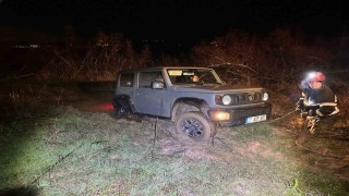 Yalovada cipleri çamura saplanan 2 kişi kurtarıldı