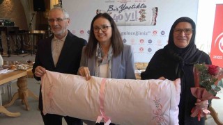 Yalovada evlilikte 40 yılı deviren çiftlere uzun yastık hediye