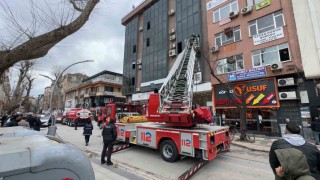 Yalovada iş hanında çıkan yangında 2 kişi dumandan etkilendi