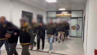 Yalovada kendilerini polis-savcı olarak tanıtarak 35 milyon lira dolandıran 5 kişi tutuklandı