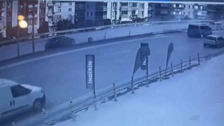 Yalovada kontrolden çıkan otomobilin bariyerlere çarptığı kaza kamerada