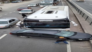 Yalovada servis otobüsü otomobille çarpıştı