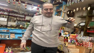 Yaptığı ahşap oyuncaklarla çocuklara geçmişi yeniden yaşatıyor