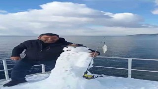 Yaptıkları kardan balıkçıya olta verip balık tutturdular