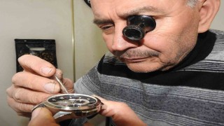 Yarım asırdır saat tamir ediyor