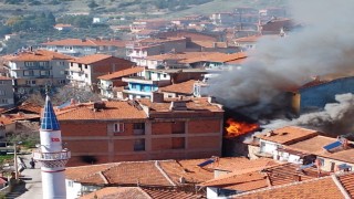 Yaşlı kadının evi yangında kullanılamaz hale geldi