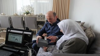 Yaşlı kadının kimlik kartı başvurusu evinde alındı