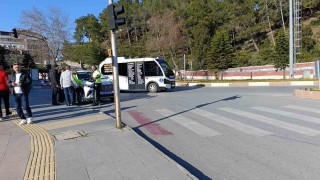 Yaya geçidinde hafif ticari araç yayaya çarptı:1 yaralı