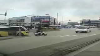 Yaya geçidini kullanan motosiklete otomobil çarptı: 1 yaralı