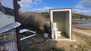 Yayla gölündeki mobil tuvaletlerin bakımsız hali tepki topladı