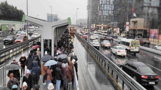 Yenibosna metrobüs durağında insan seli
