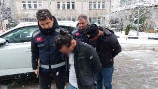 Yer altına döşenen kabloları çalan 2 kişi yakalandı