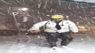 Yerin altından çıkan madencilere yer yüzünde kar sürprizi