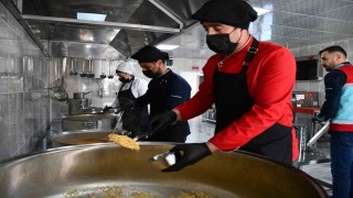 Yetim, öksüz ve bakıma muhtaç ailelere 8 yıldır 3 öğün yemek veriliyor