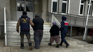 Yevmiyeli çalıştıkları çilek bahçesinde yakalandılar