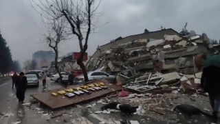 Yıkılan binaları gözyaşları içerisinde kayda aldı