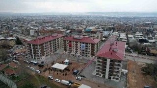 Yıldırımın bir yanında temel atma diğer yanında anahtar teslimi