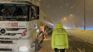 Yoğun kar nedeniyle Bolu Dağı büyük araçlara kapatıldı