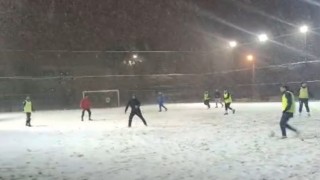 Yoğun kar yağışı futbol aşkına engel olamadı