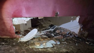 Yokuşta kayan otomobil taksiye ve evlere çarptı... Feci kaza kamerada