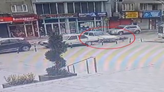 Yola aniden çıkan otomobile motosiklet çarptı, sürücü havada savruldu