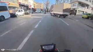 Yola çıkan kamyonete çarpmamak için manevra yaptı, ters yöne girip otobüse çarptı