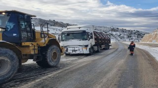 Yolda kalan araçları iş makineleri çekti