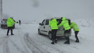 Yolda kalan sürücülerin imdadına polis yetişti