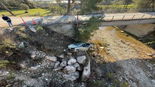 Yoldan çıkan otomobil, köprüden uçtu: 1 ölü