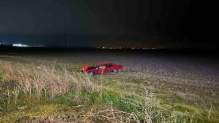 Yoldan çıkan otomobil tarlaya uçtu: 2 yaralı