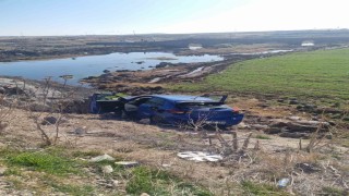 Yoldan çıkan otomobil taşlara çarptı: 2 yaralı