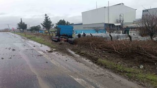 Yoldan çıkan tır kaza yaptı