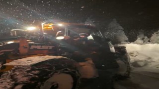 Yolu kapanan köyde hastalanan çocuk için seferber oldular