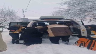 Yolu kapanan köydeki hasta kadın paletli ambulansla hastaneye ulaştırıldı