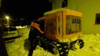 Yolu karla kapanan köydeki hasta için seferber oldular