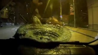 Yolu karşısına geçmeye çalışan adama ticari taksi böyle çarptı