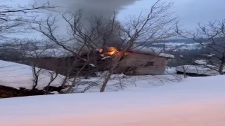 Yolu ulaşıma kapanan köydeki 2 katlı ev alevlere teslim oldu