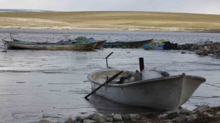 Yozgatta baraj yüzeyi kısmen buz tuttu, balıkçılar kıyıda kaldı