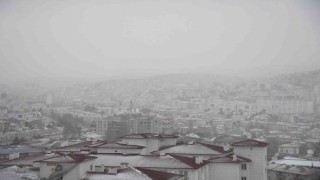 Yozgatta başlayan kar yağışı sevinçle karşılandı