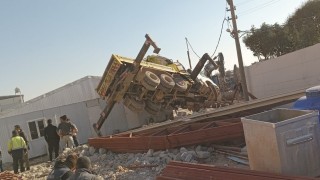 Yüke dayanamayan vinç devrildi