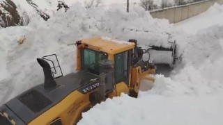 Yüksekovada 3 metreyi geçen kar tünellerinde çalışma