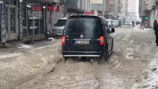 Yüksekovada caddeler göle döndü: Araçlar ilerlemekte zorlandı