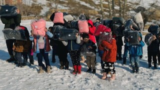 Yüksekovada çocuklara mont ve ayakkabı yardımı yapıldı