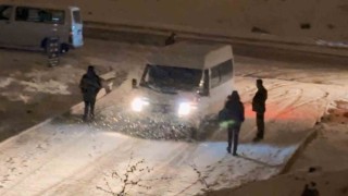 Yüksekovada kar ve fırtınadan dolayı çok sayıda araç mahsur kaldı: Vatandaşlar evlerine yürüyerek gittiler