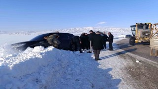 Yüksekovada kara saplanan aracı ekipler kurtardı