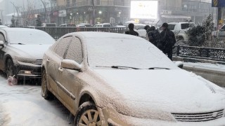 Yüksekovada lapa lapa kar yağışı