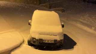 Yüksekovada lapa lapa kar yağışı