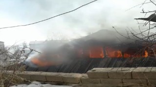 Yüksekovada yanan ev kullanılamaz hale geldi