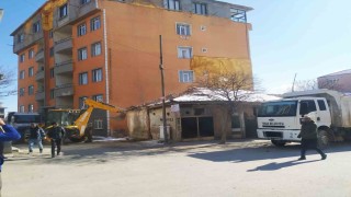 Yunakta metruk binaların yıkımına başlandı