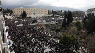 Yunanistanda tren kazasının yıl dönümü protestolarında çatışma